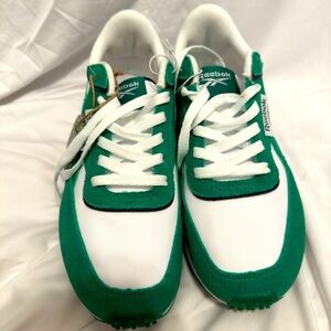 Reebok sneakers 👟 shoes , unisex shoes with the green/ white color. Size 8”1/2